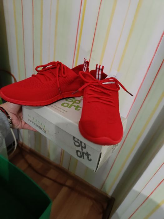 Червени маратонки