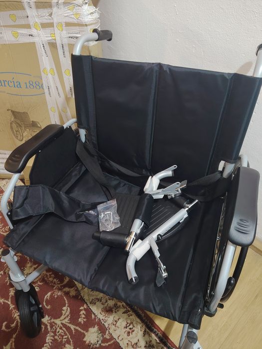 Scaun cu rotile pliabil bariatric • 235 kg • nou, nefolosit • solid