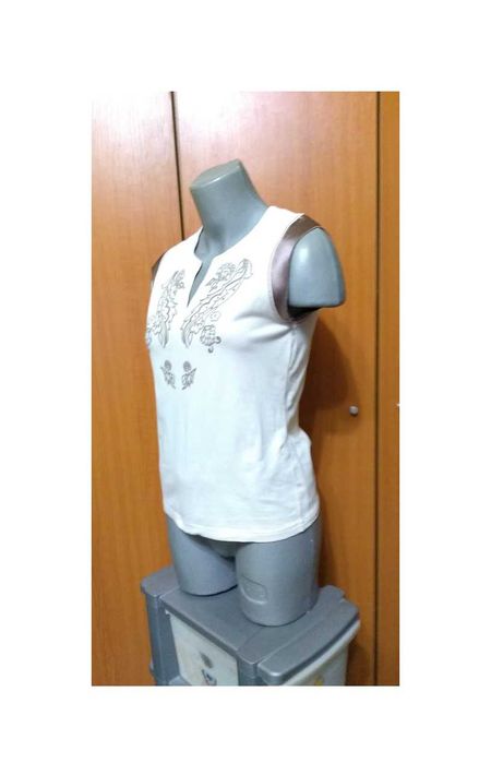 Bluza/ tricou fara maneci M&CO  bej cu imprimeu si strasuri, M