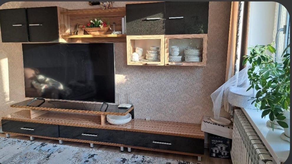 Продам стенку для гостиной и диван