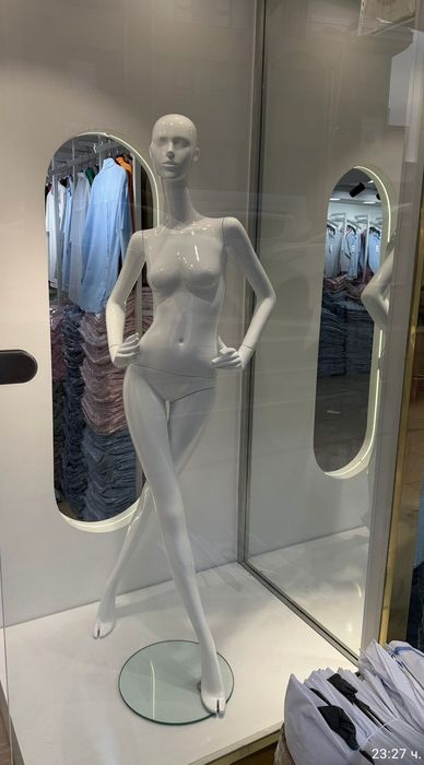 Манекени за магазини за дрехи