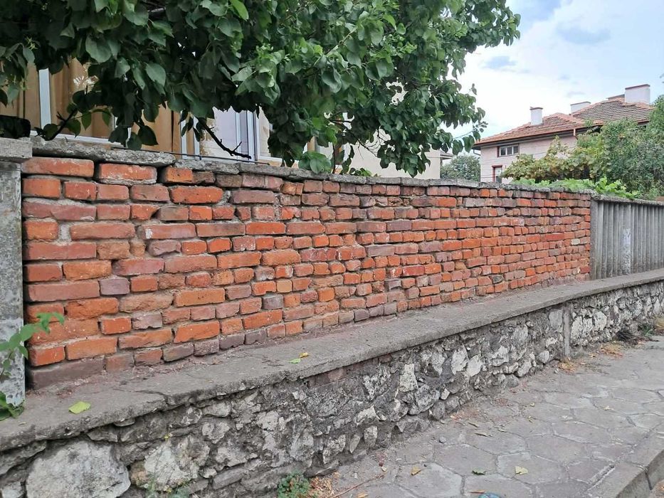 Продавам стари плътни тухли 600–800 бр.