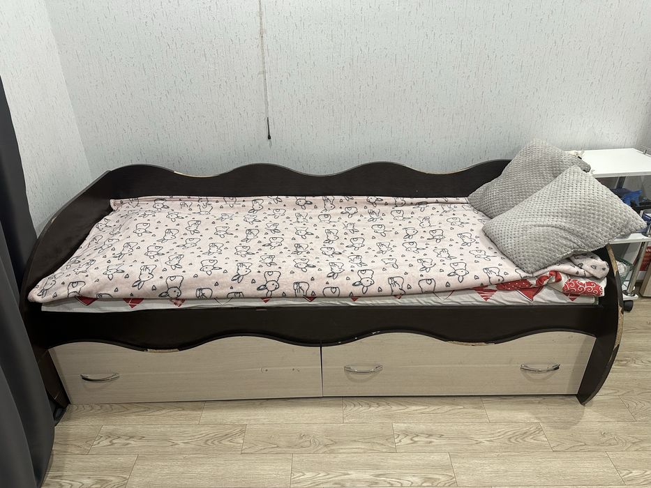Продам кровать вместе со столом