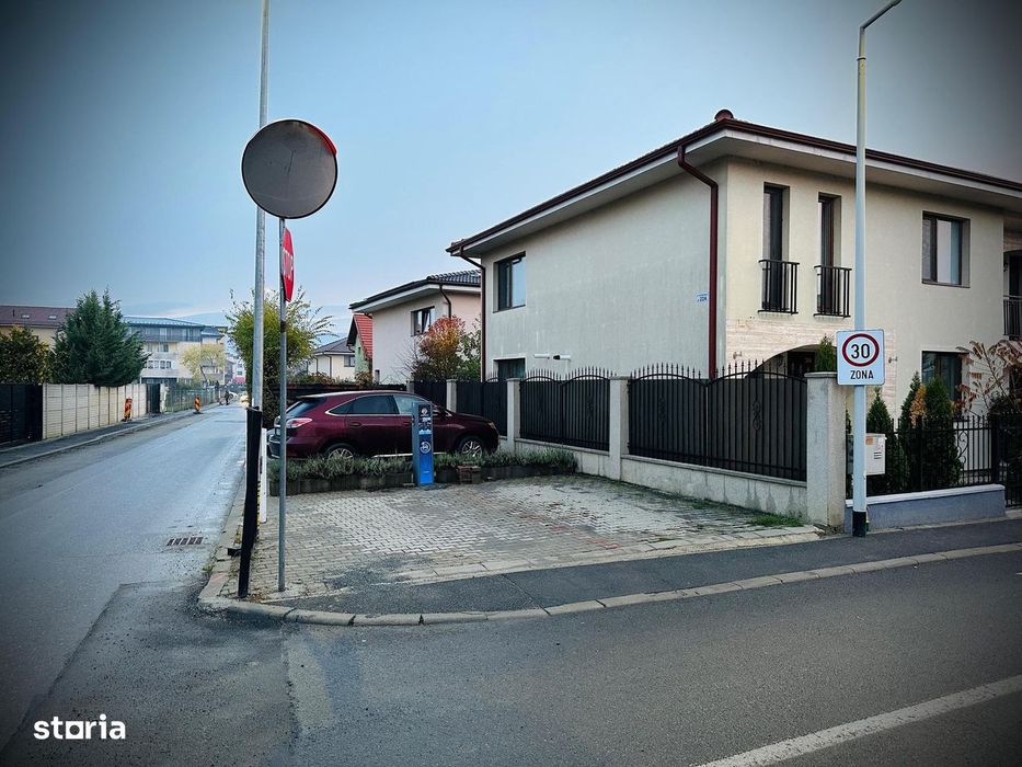 Casă modernă tip triplex, unitate de capăt