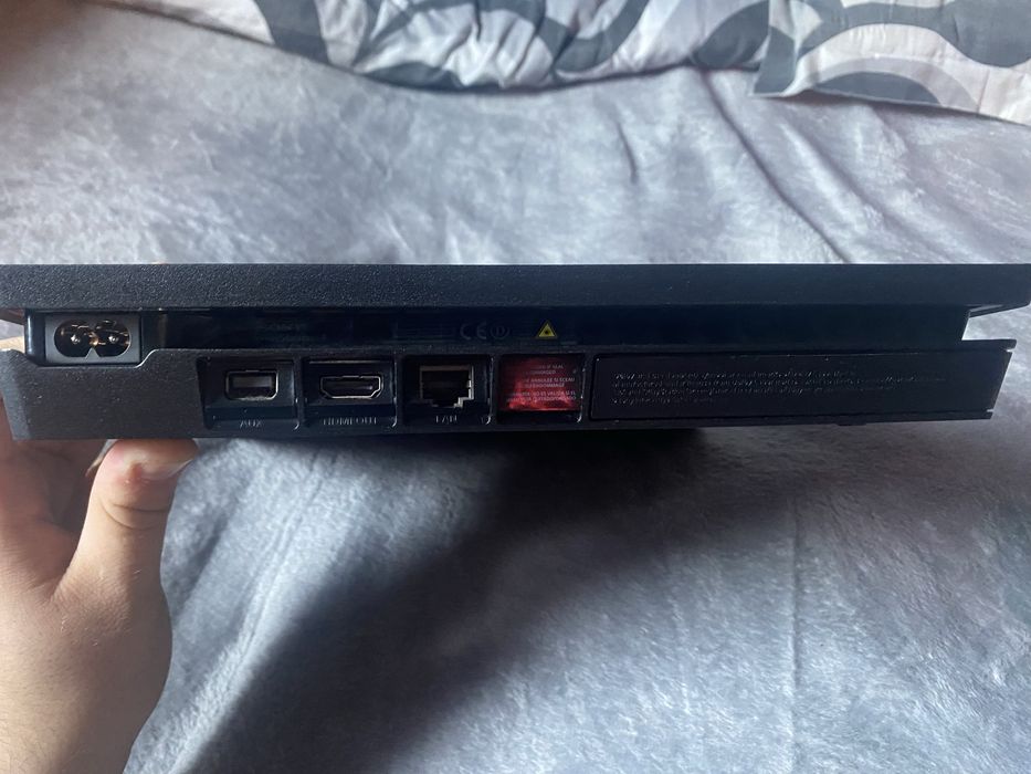 PS4 Slim 500 GB + manetă originală+ 6 jocuri