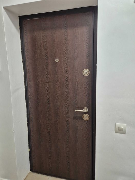 Ușă metalică cu toc- finisaj wenge, complet echipată