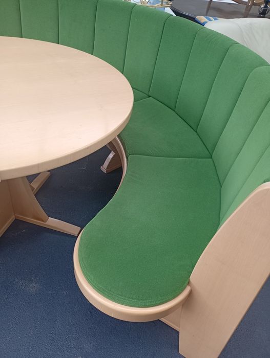 Colțar bucătărie cu masă și scaune