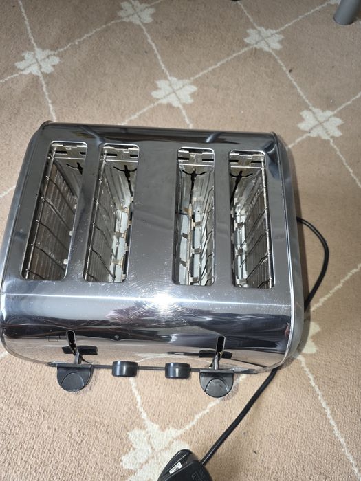 Продавам тостер Russell Hobbs