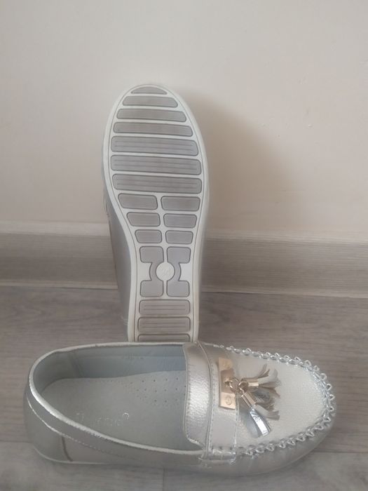 Продам туфли для девочки