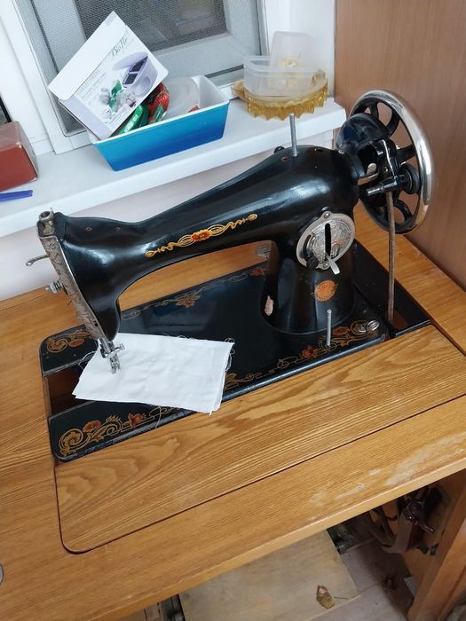 Продам швейную машинку.