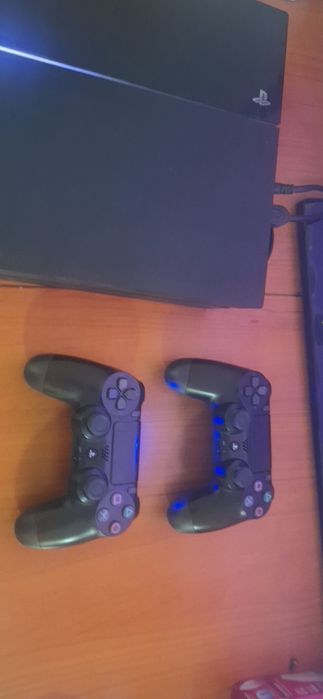 PlayStation 4 Fat 1TB + 2 геймпада + PS Plus Deluxe
