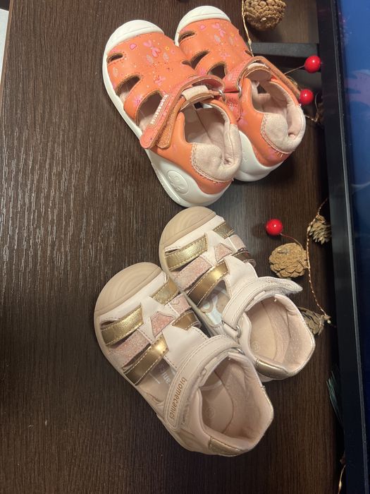 Vând 2 perechi de sandale biomecanics