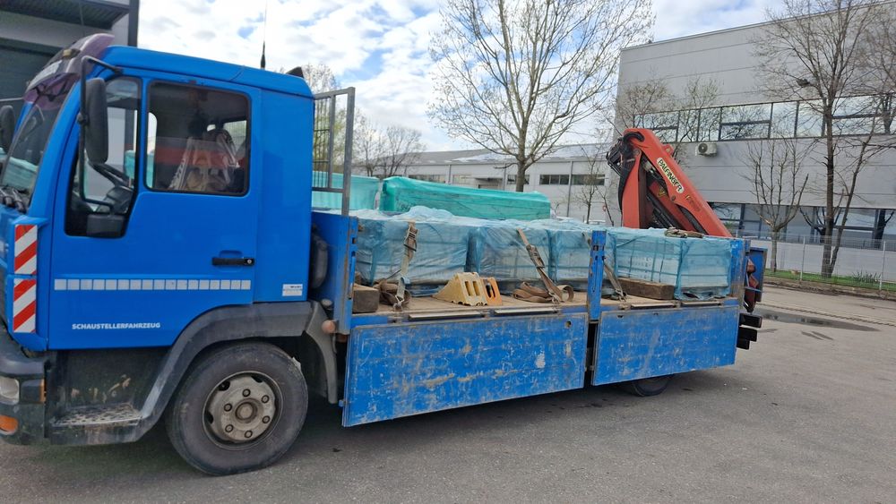 Transport marfă cu camion cu macara
