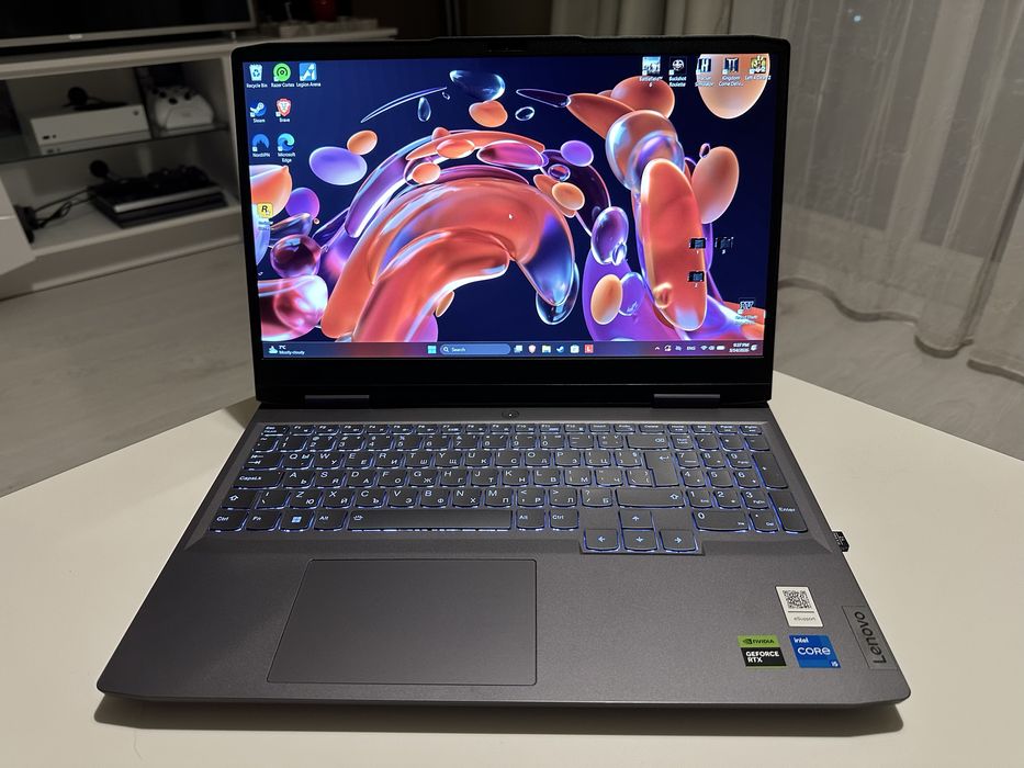 Геймърски лаптоп Lenovo LOQ 15IRH8 (RTX 4060 / i5-12450H / 32GB RAM)