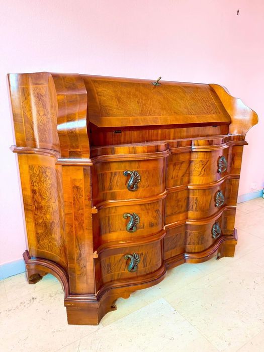 Ribaltă / secretaire veche, import italía, realizată în stil clasic, píesă de atelier. Front bombat, furnir natural, interior cu sertărașe