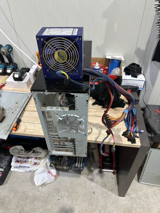 Дъно,захранване и така нататък за компютър.