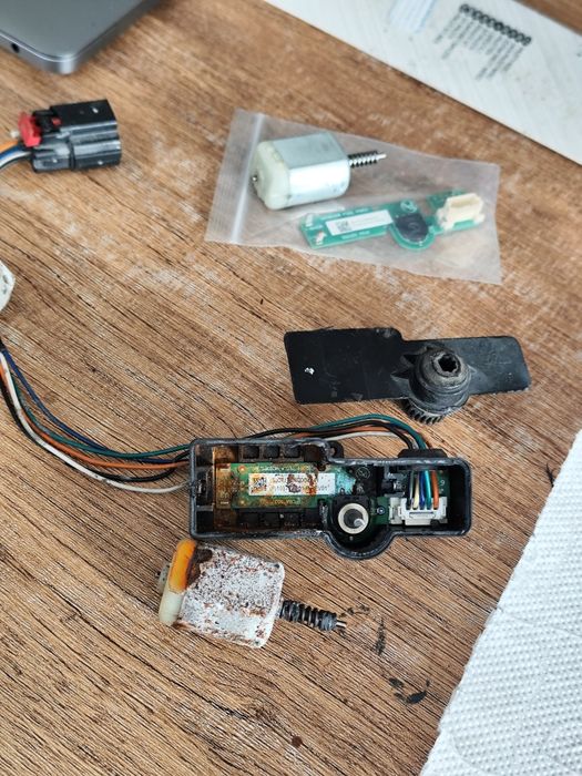 Tesla Model S ремон на заряден порт 1022621-10  pin housing Тесла