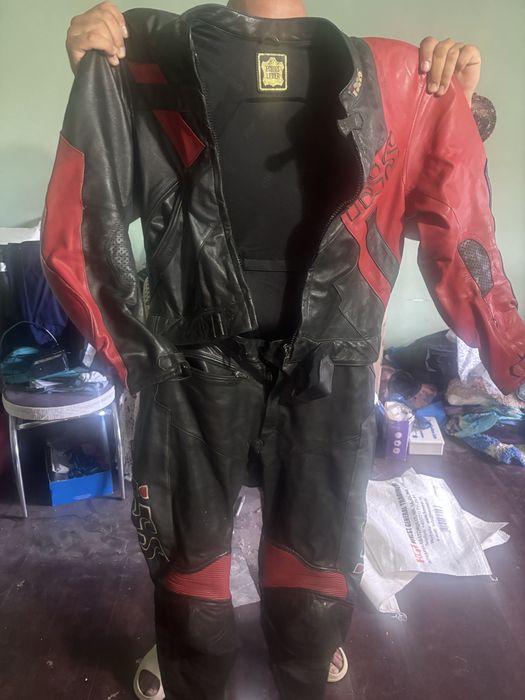 Costum moto in stare buna