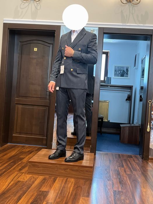 Costum la Două Rânduri de Nasturi - Bleumarin-Antracit cu Dungi Albe