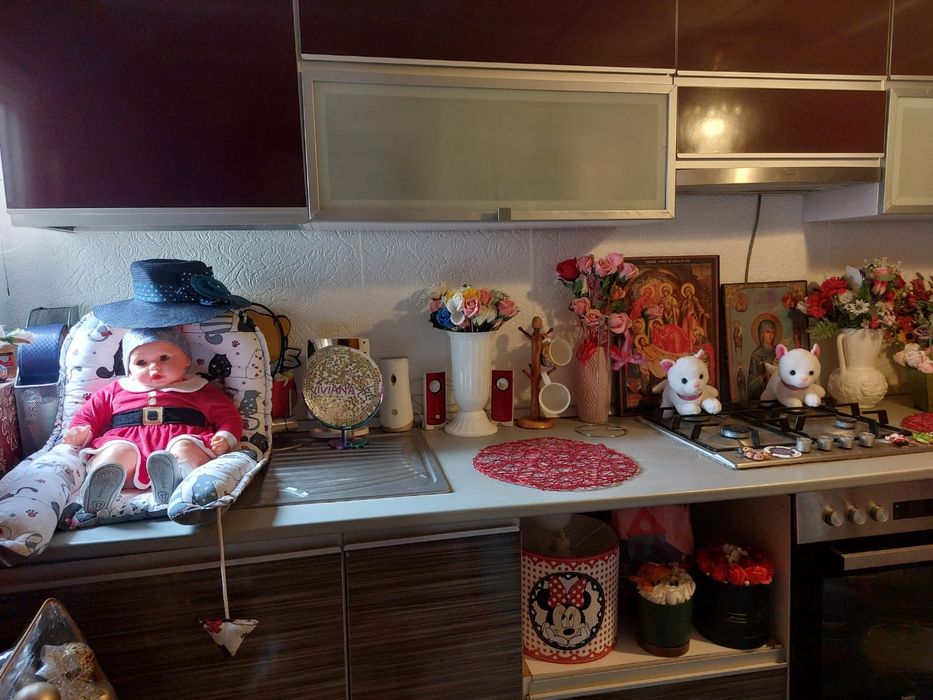 Vând urgent mobila de bucătărie lucioasă