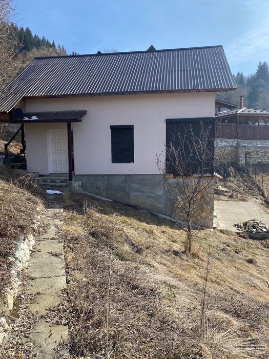 Vând cabană la munte