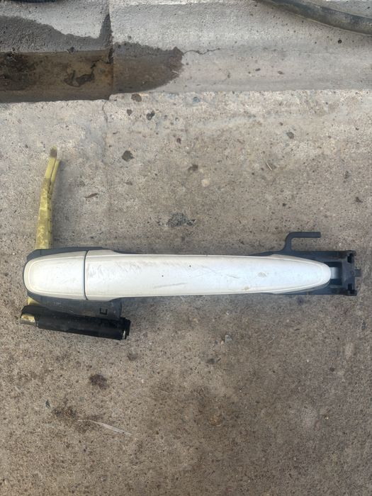 задний правый дверный ручка