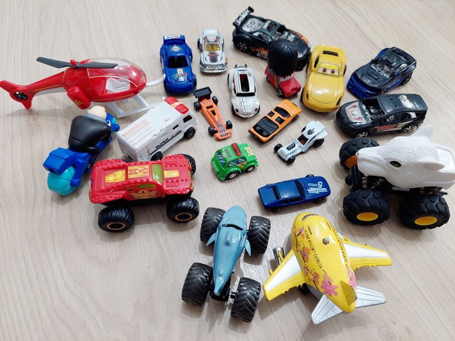 Lot 20 vehicule pentru copii și covoraș