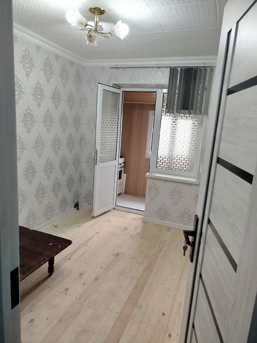 Farg'ona shahar frunzenskiy massivda 1 xonalik kvartira 2 xona qilin