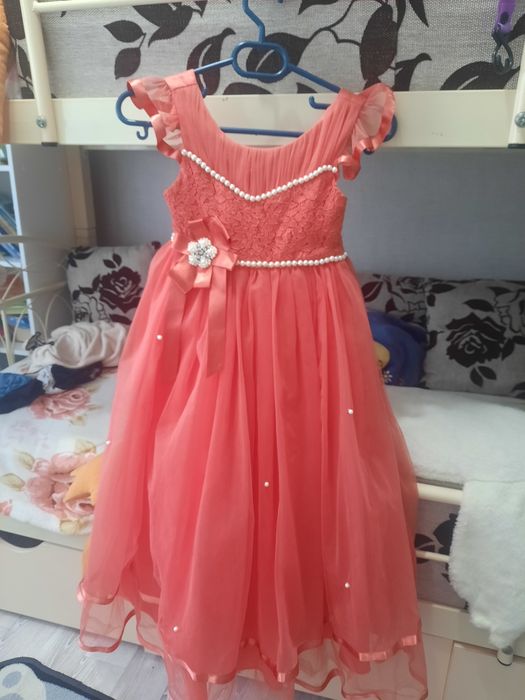 Продам платья 8000