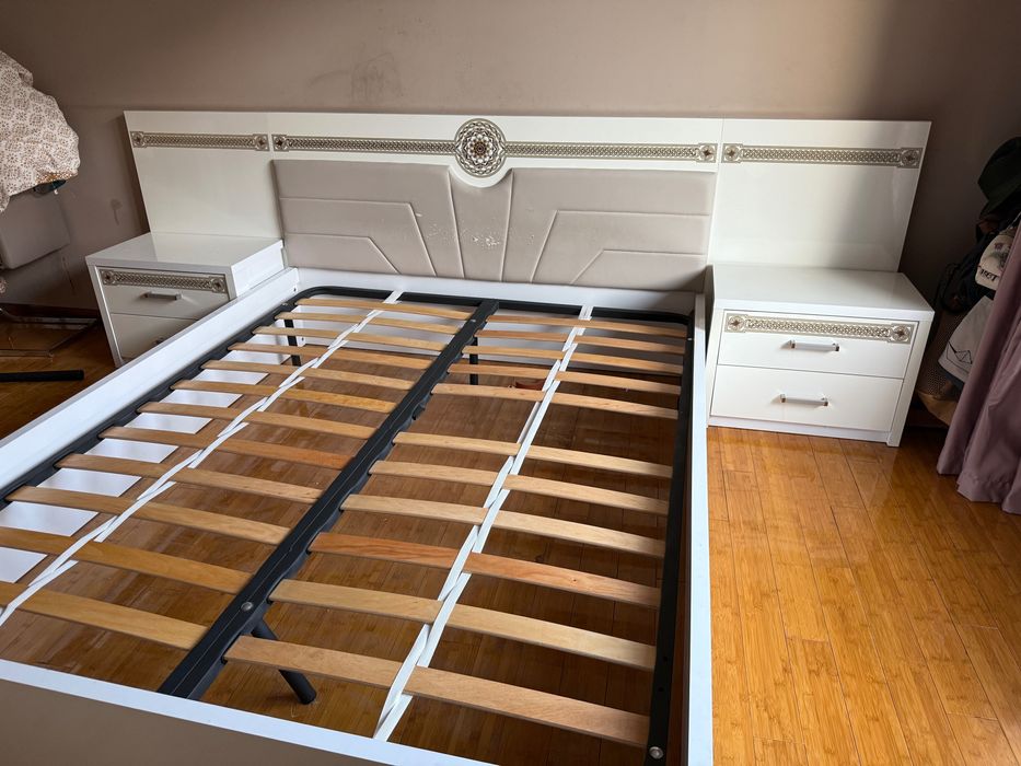 Спален комплект - легло с 2 нощни шкафчета, гардероб, скрин и огледало