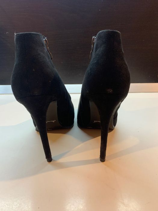 Боти с акцент камъни