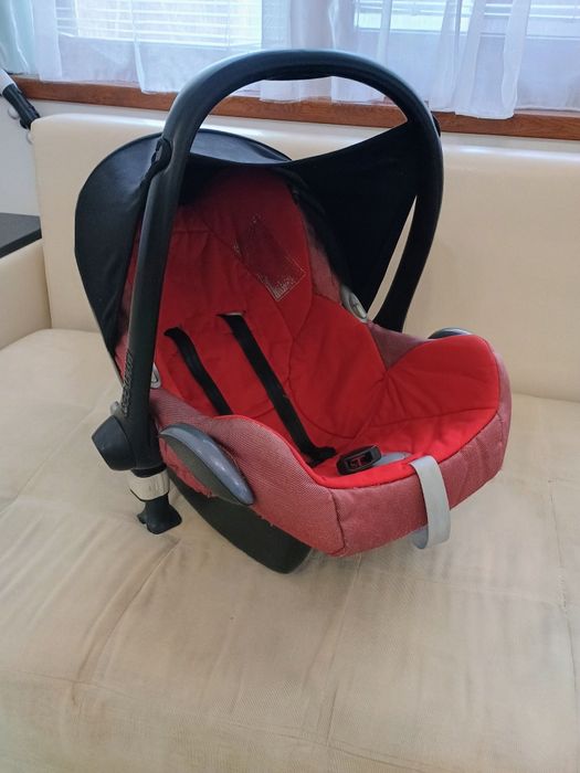 Бебешко столче за кола/кошница Maxi Cosi за бебе(0-13kg) с адаптери