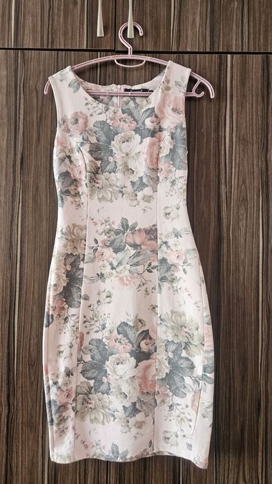 Рокля, бледо-розова на цветя.