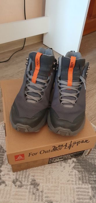 Продам трекинговые ботинки