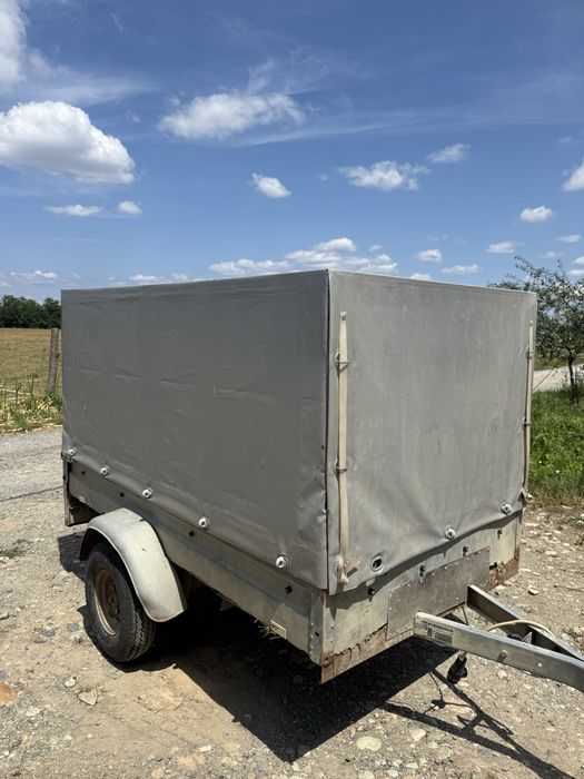 Vand sau schimb Remorca 750kg cu prelata