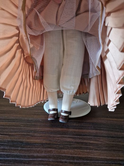 Păpușă de porțelan.