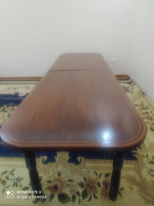 Стол темно коричневого цвета длина 3,5 метра в отличном состоянии, из