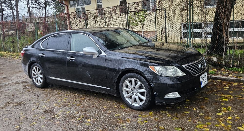 Lexus LS 460L  avariat