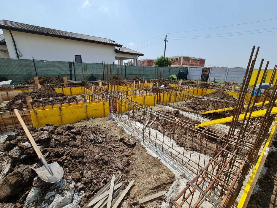 Constructii case la rosu si la cheie