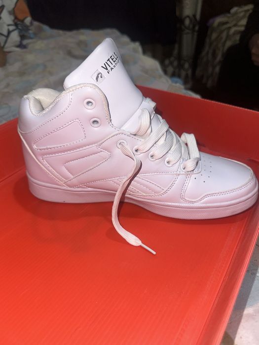 Продам кросовкий высокие 40 Размер