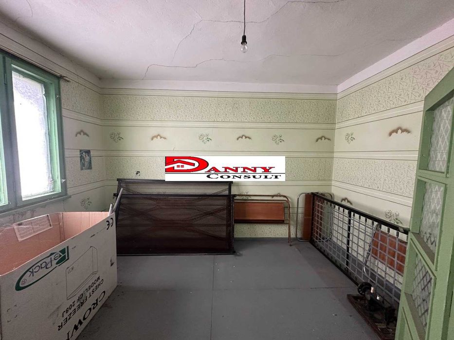 Двуетажна къща с двор и кладенец в с. Караисен