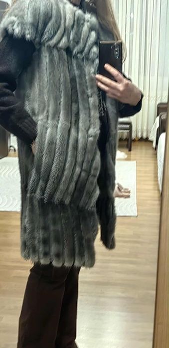Vestă lunga de blana de vizon , marca Cassiani.