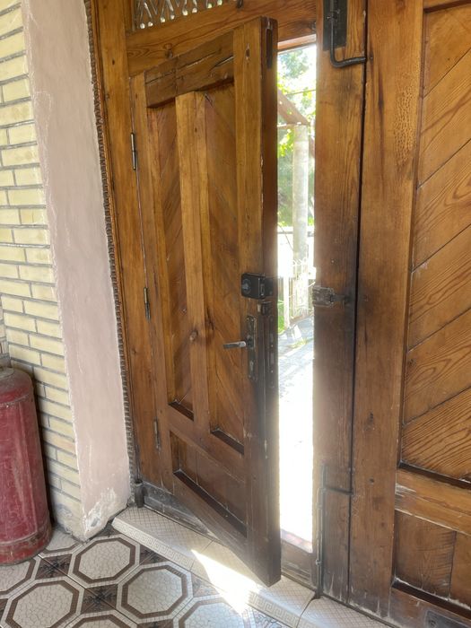Продается дверь для дома большой прочный