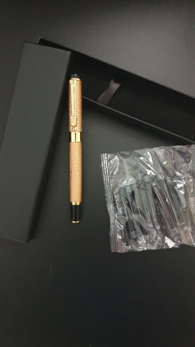 Set cadou Stilou Delux Gold + 10 rezerve de cerneală.  2 bucati rămase