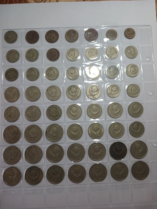 Разно образные монеты.