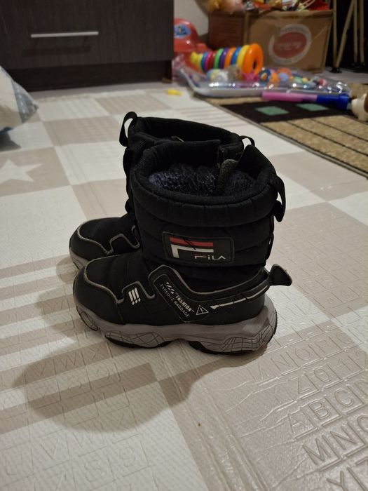 Продаю детскую обувь 7000 есть торг