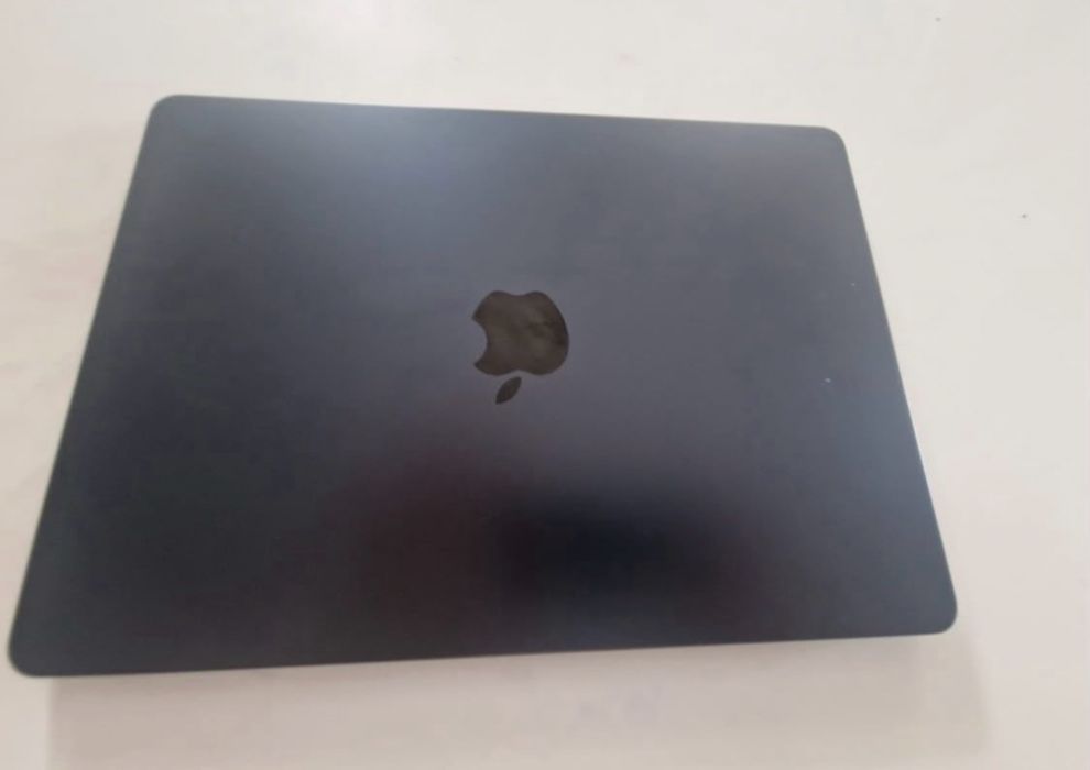 MacBook Air 15” M2 2023 – 8GB RAM – Midnight – Stare foarte bună