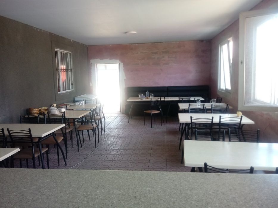 Дом в пригороде с магазином и кафе