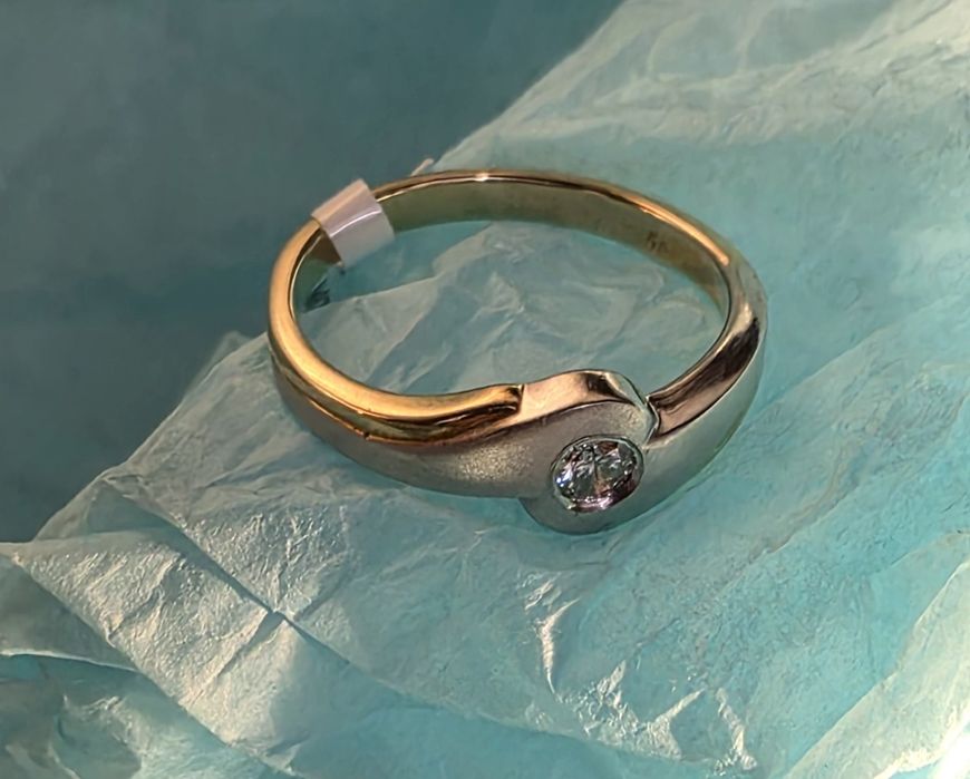 Продам элегантное кольцо