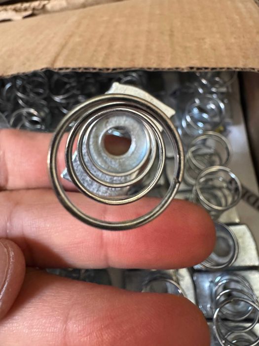 Гайка с пружиной